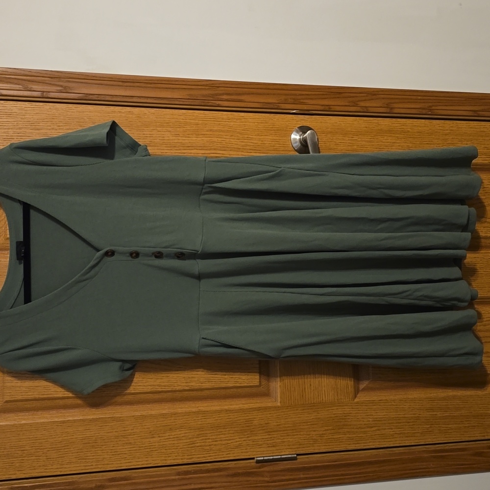 POCKETS! Green ribbed knit midi dress with buttons